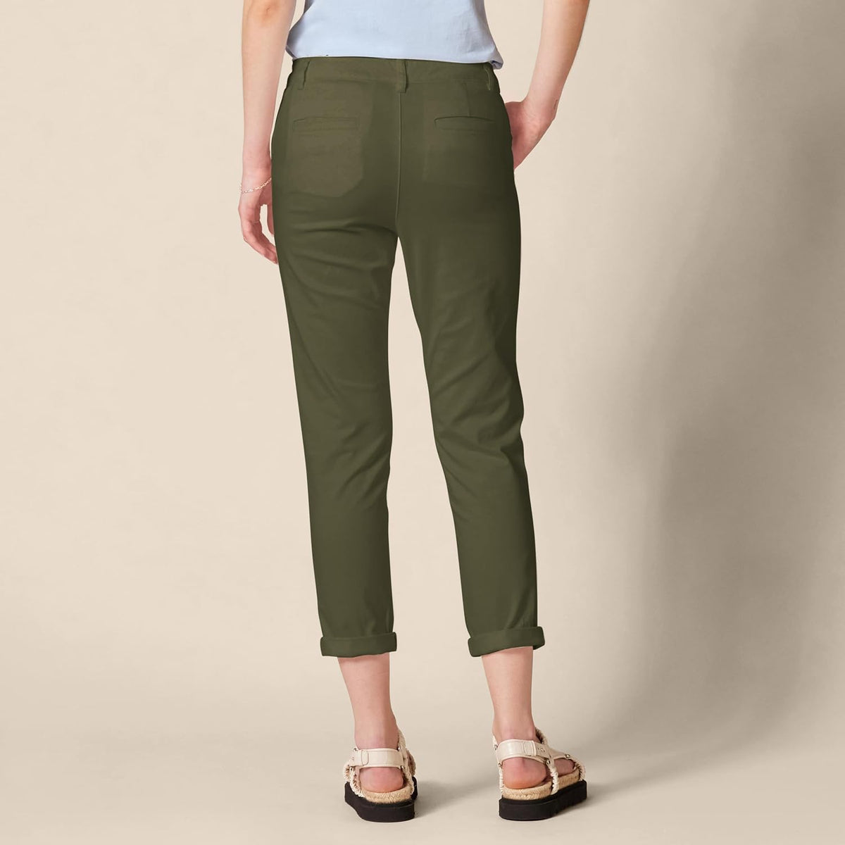 Amazon Essentials Women's Mid-Rise Slim-Fit Stretch Cropped Capri Pants (Available in Plus Size)