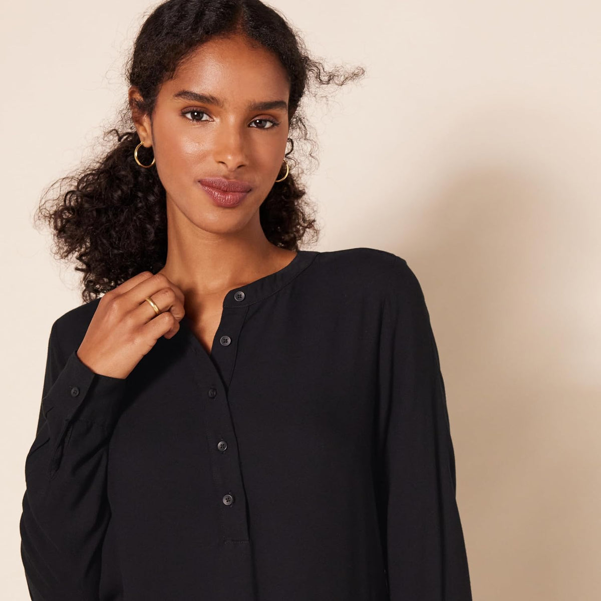 Amazon Essentials Women's Long-Sleeve Relaxed Fit Popover Blouse, Collared Business Casual Work Shirt