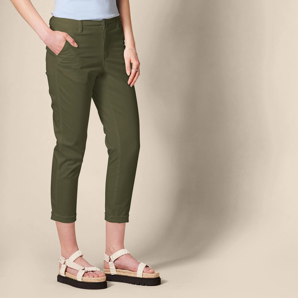 Amazon Essentials Women's Mid-Rise Slim-Fit Stretch Cropped Capri Pants (Available in Plus Size)