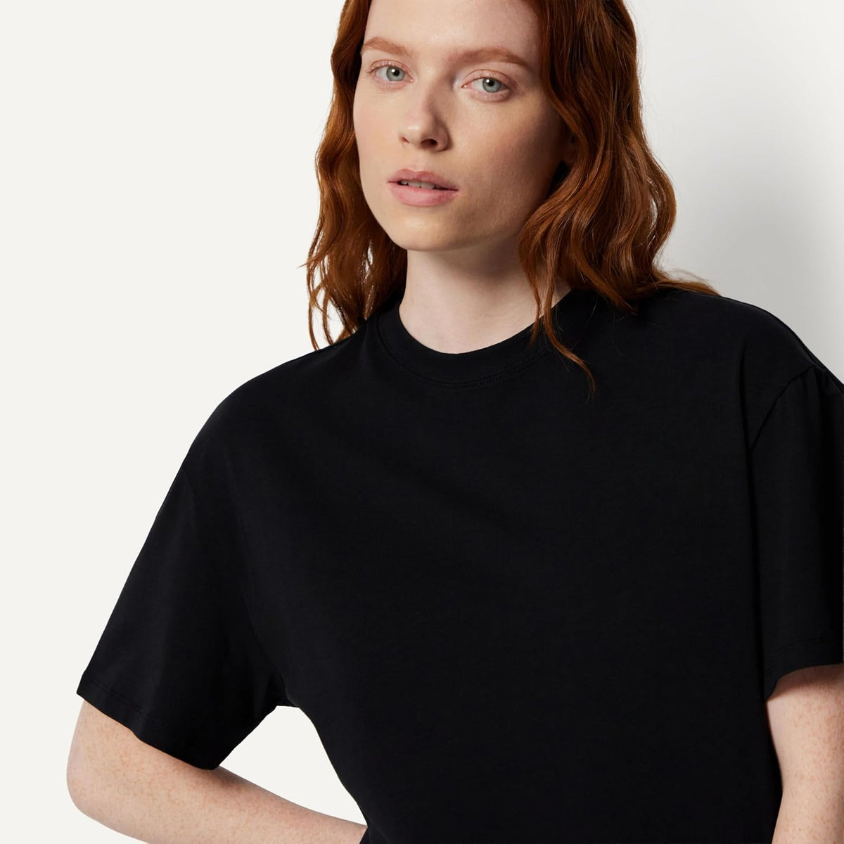 Amazon Essentials Women's Oversized-Fit Short Sleeve Crewneck Shirt