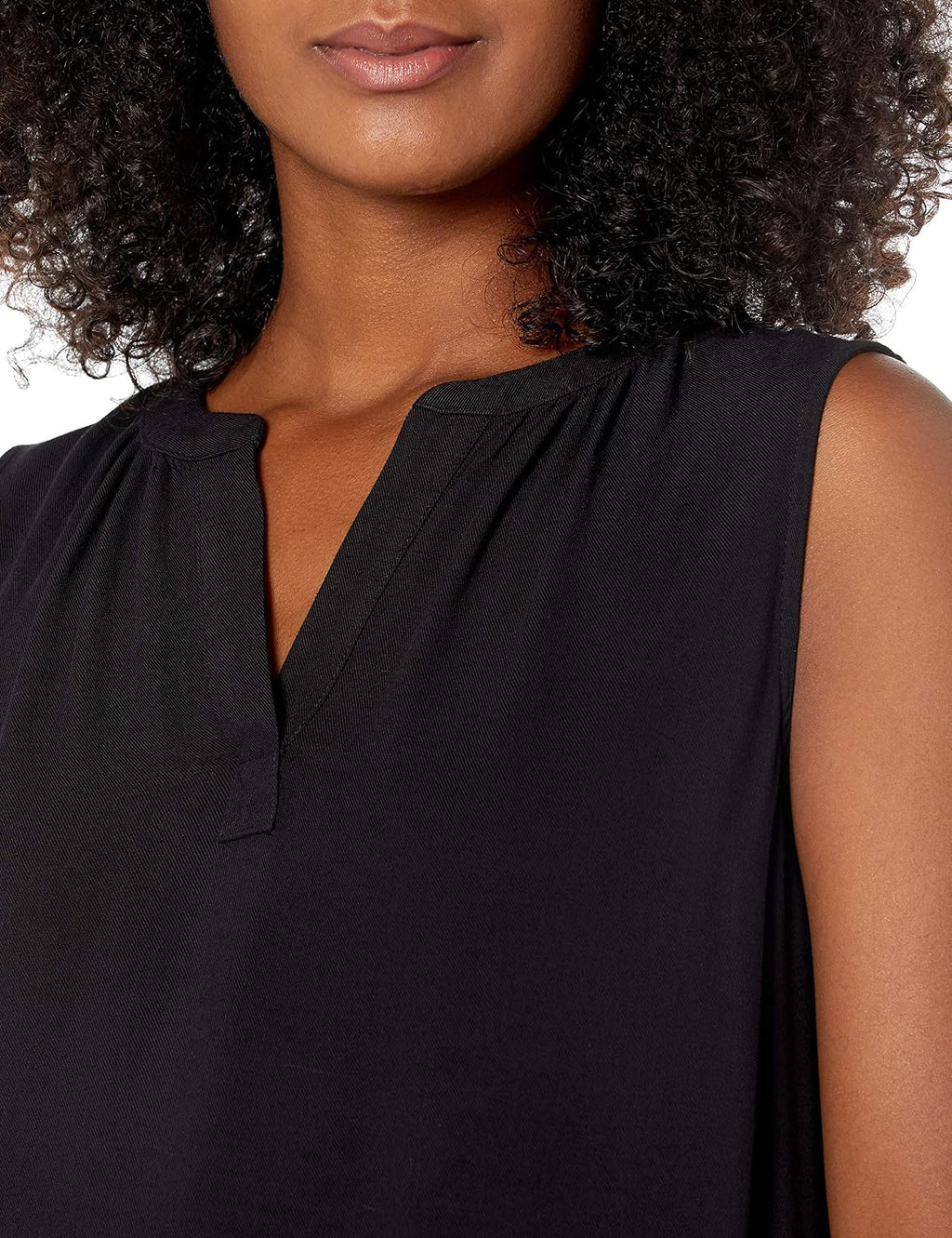 Amazon Essentials Women's Relaxed Fit Sleeveless V-Neck Woven Shirt